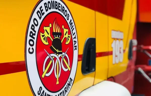 Lateral de caminhão com insígnia do Corpo de Bombeiros de Santa Catarina - Metrópoles