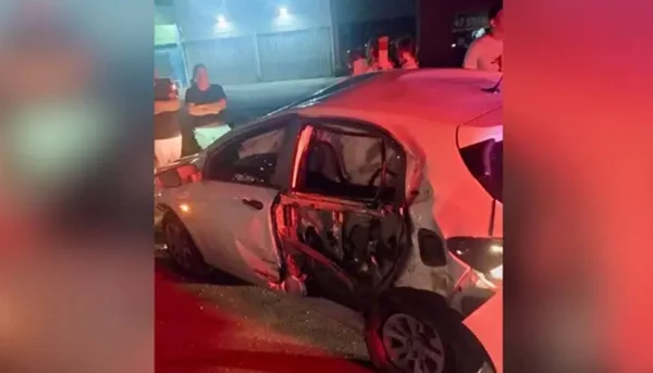 Carro bateu contra uma moto