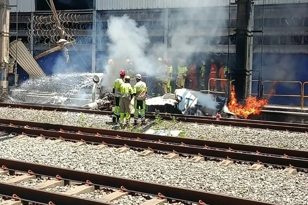 Avião de pequeno porte cai próximo a estação de metrô em BH; piloto morreu