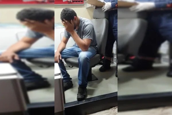 homem sentado com mão no rosto