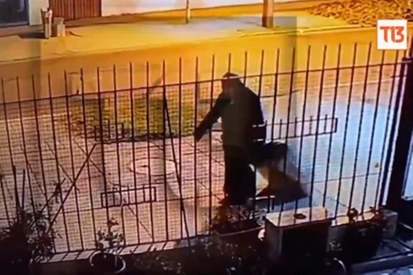 Imagem mostra mulher vestida de freira deixando um coropo na rua - Metrópoles