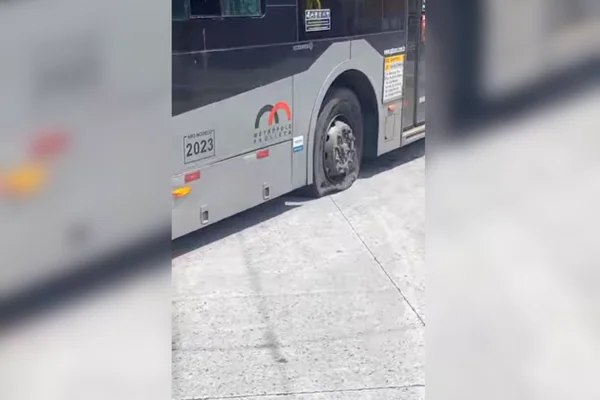 Imagem colorida de ônibus com pneu furado por sindicalistas em São Paulo - Metrópoles