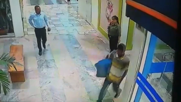 Polícia detém grupo que roubou 53 smartphones em shopping do Gama
