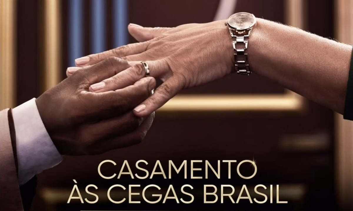 Imagem de divulgação de Casamento Às Cegas 50+ com duas mãos, uma colocando anel na outra de noivado - Metrópoles