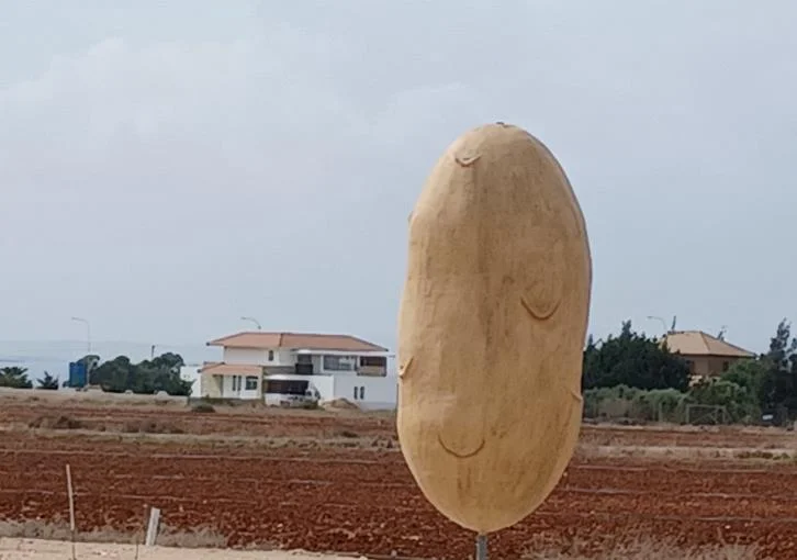 Estátua de batata foi instalada em aldeia no Chipre Estátua de batata foi instalada em aldeia no Chipre