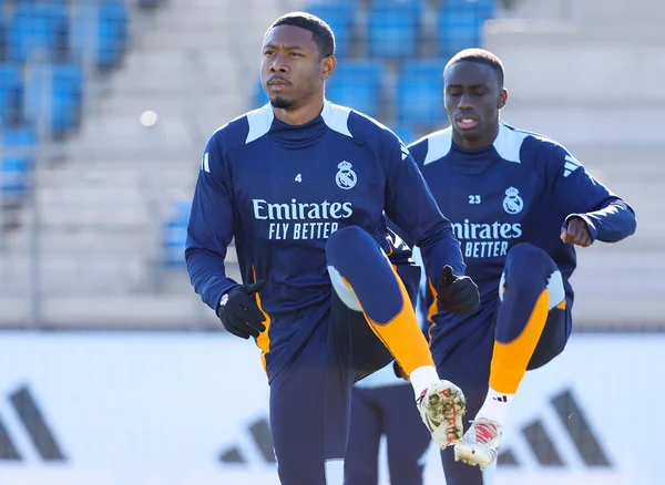 Foto colorida de Alaba, zagueiro e lateral do Real Madrid - Metrópoles