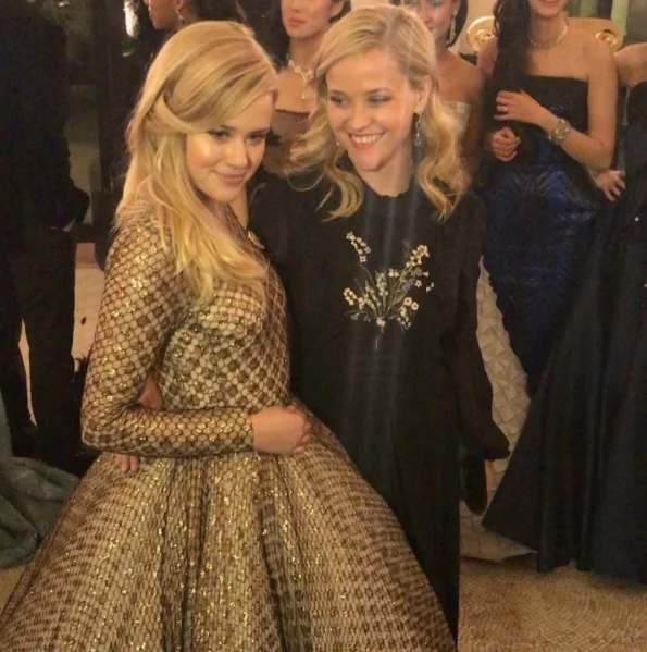 Filha de Reese Witherspoon arrasa em baile de debutantes na França - destaque galeria Filha de Reese Witherspoon arrasa em baile de debutantes na França - destaque galeria
