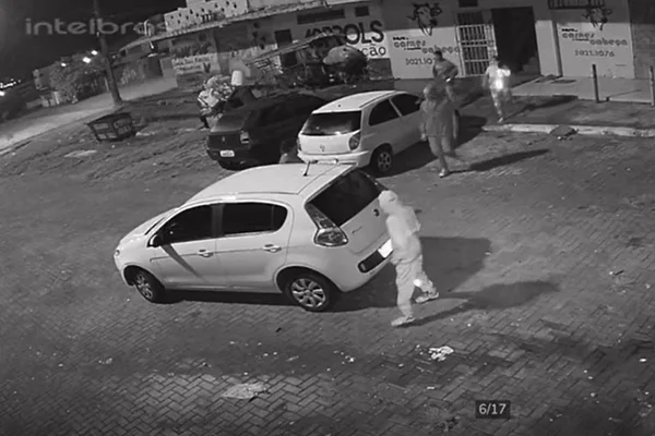 Mãe é presa por mandar filhos matarem rival esfaqueado enquanto ele dormia. Vídeo