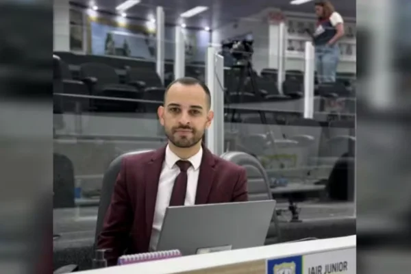 Réu por violência doméstica, vice-prefeito foge da polícia e bate BMW