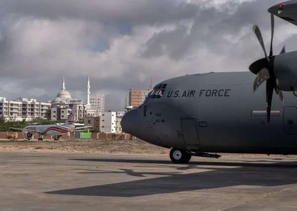 Imagem colorida mostra avião militar dos EUA - Metrópoles