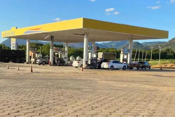 Imagem colorida, posto de combustível - Metrópoles