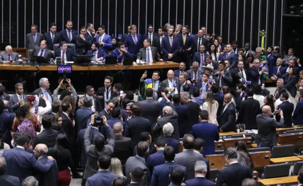 Saiba como votou cada deputado do DF na urgência do PL da Anistia