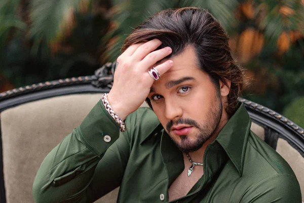 Jornalista publica livro inspirado na música Te Esperando, de Luan Santana