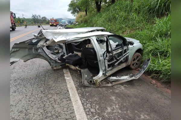 carro destruído após batida na MG-050