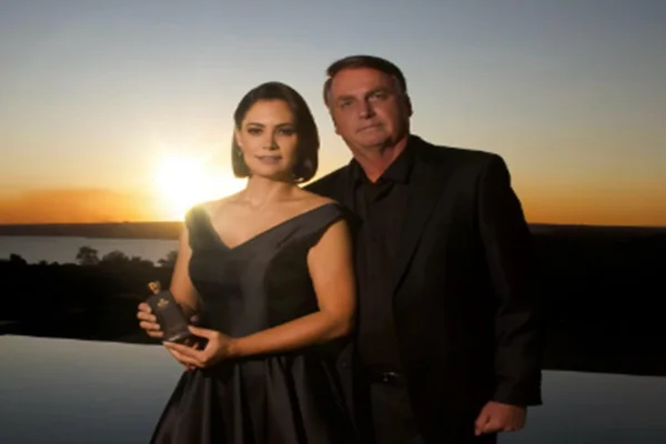 Imagem colorida de Michelle e Jair Bolsonaro - Metrópoles