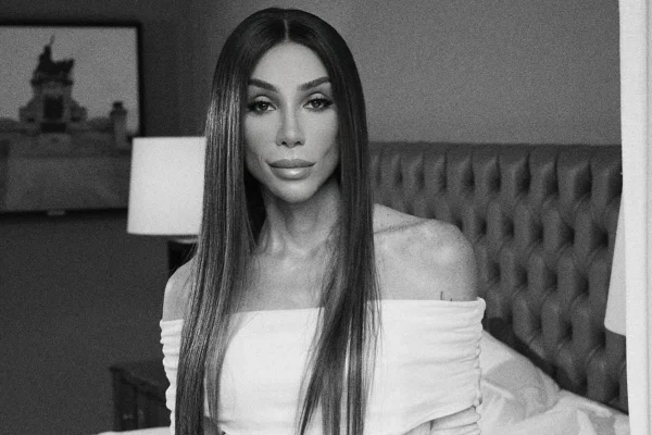 foto em preto de branco de mulher trans - metrópoles