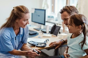 A diabetes pode ser dividida em três principais tipos. A tipo 1, em que o pâncreas para de produzir insulina, é a tipagem menos comum e surge desde o nascimento. Os portadores do tipo 1 necessitam de injeções diárias de insulina para manter a glicose no sangue em valores normais A diabetes pode ser dividida em três principais tipos. A tipo 1, em que o pâncreas para de produzir insulina, é a tipagem menos comum e surge desde o nascimento. Os portadores do tipo 1 necessitam de injeções diárias de insulina para manter a glicose no sangue em valores normais