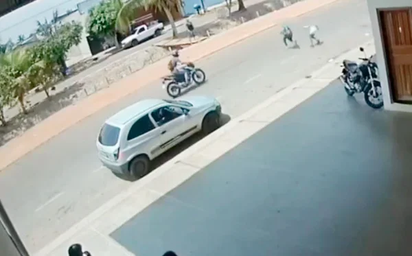Imagem colorida de motociclista e crianças na pista momentos antes do atropelamento - Metrópoles