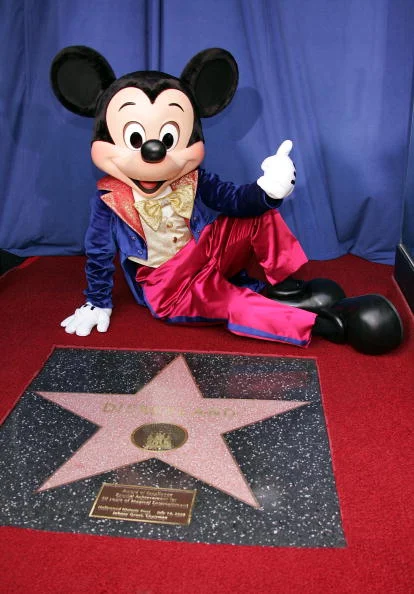 Mickey Mouse em frente a estrela da Disney colocada no Hollywood Studios Mickey Mouse em frente a estrela da Disney colocada no Hollywood Studios