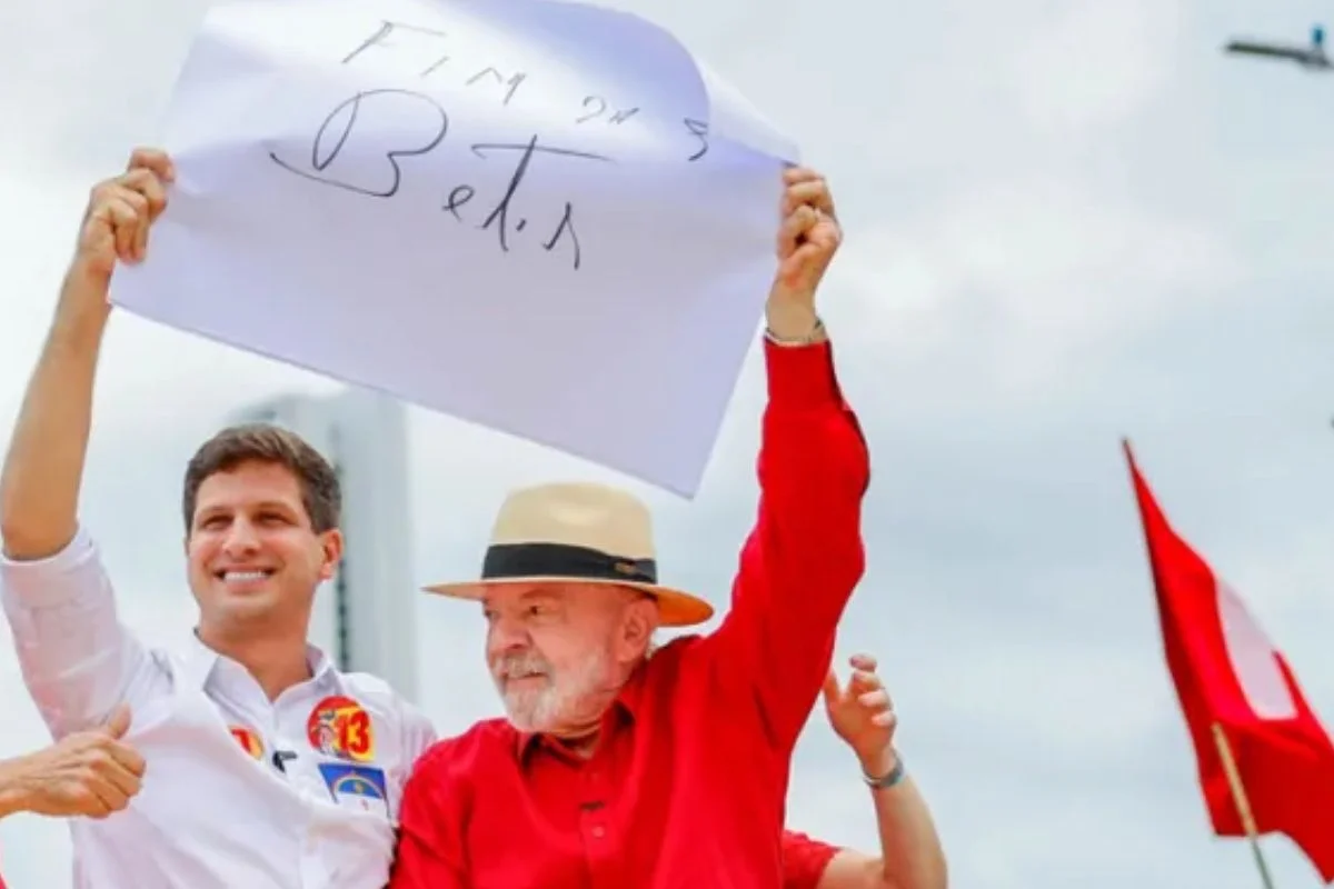 João Campos ergue cartaz pelo fim das bets depois de dar incentivos fiscais para bets operarem no Recife João Campos ergue cartaz pelo fim das bets depois de dar incentivos fiscais para bets operarem no Recife