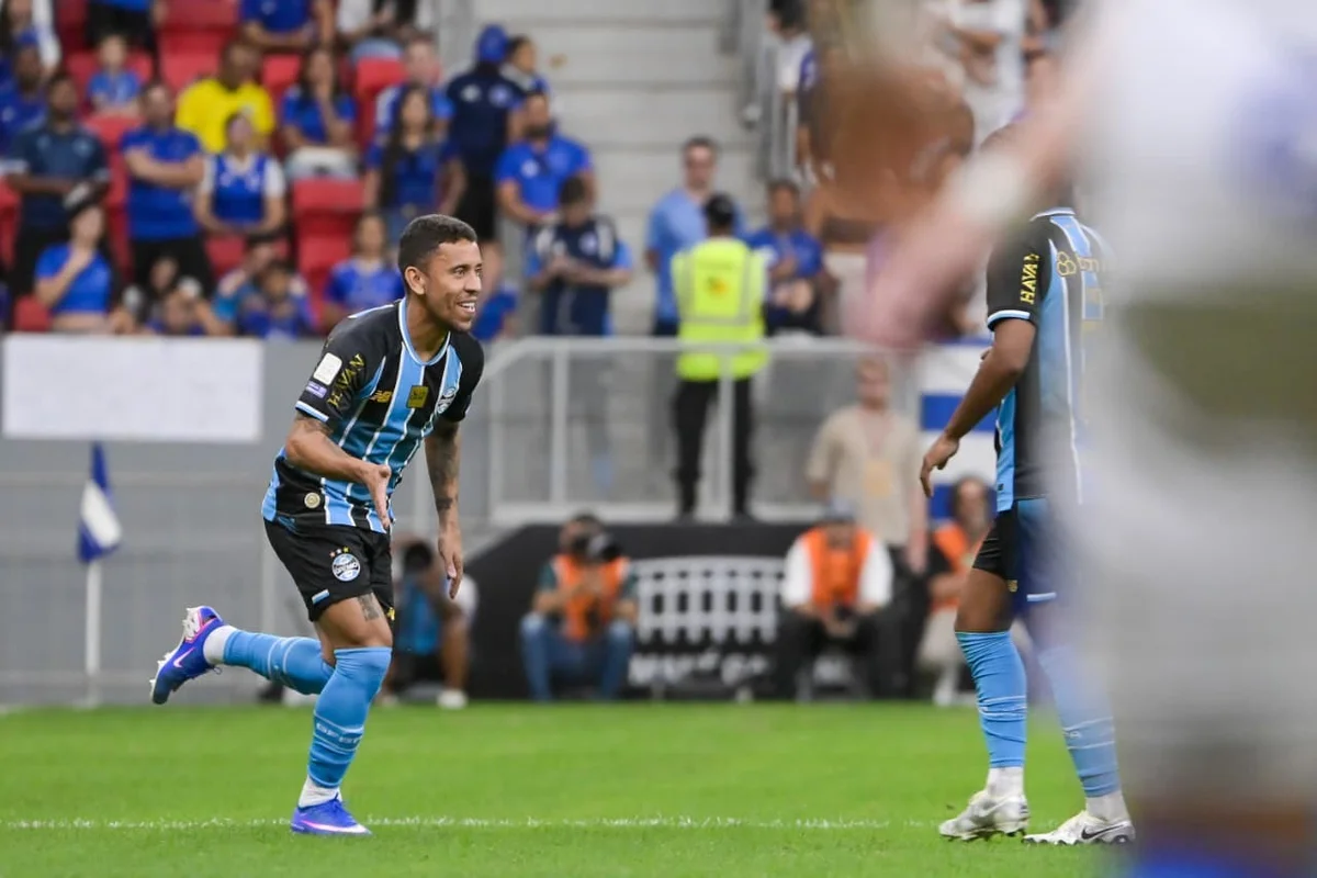 Gabriel Grando brilha e Grêmio vence o Cruzeiro em jogão no DF - imagem 20 Gabriel Grando brilha e Grêmio vence o Cruzeiro em jogão no DF - imagem 20