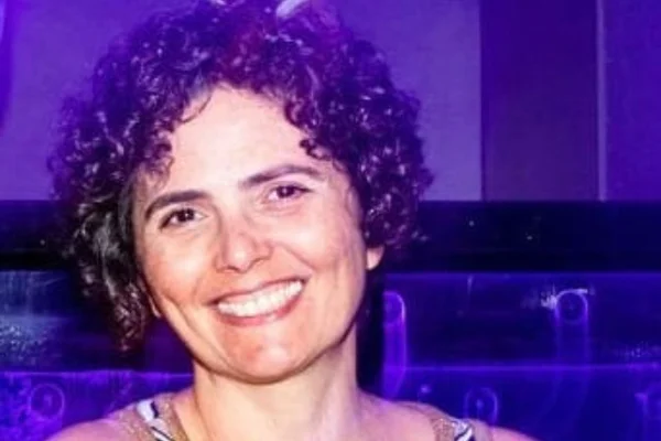 Marina Carvalho, escritora de Brasília, sorrindo - Metrópoles