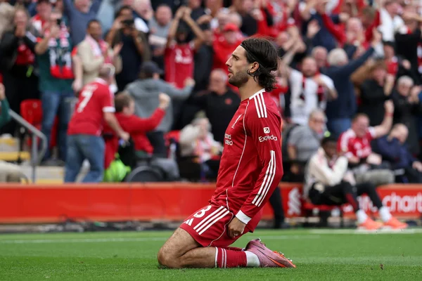 Foto colorida do meia Szoboszlai, comemorando gol do Liverpool contra o Arsenal - Metrópoles