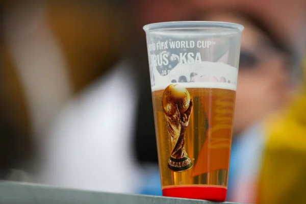 Imagem colorida de copo de cerveja da Copa do Mundo de 2018- Metrópoles
