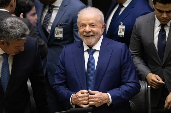 AtlasIntel: imagem de Lula é positiva para 52%, a mais alta desde 2019