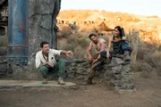 Zack Snyder ao lado do elenco de Rebel Moon Zack Snyder ao lado do elenco de Rebel Moon