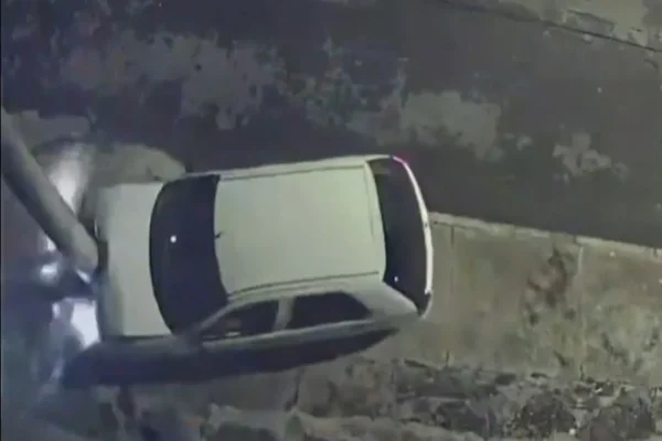 Homem embriagado colide contra poste