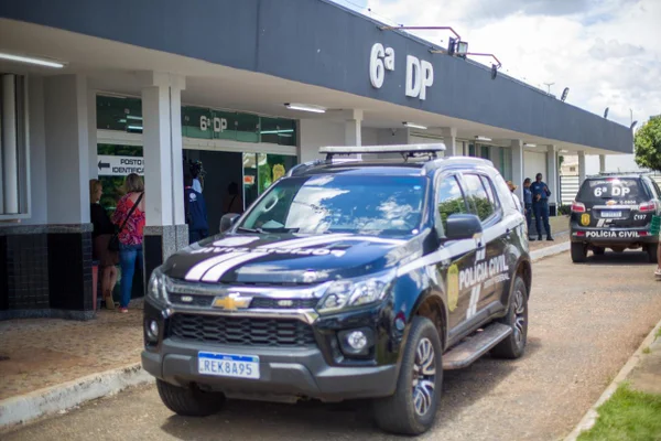 Policiais da 6ª Delegacia de Polícia (Paranoá) prenderam um homem suspeito de matar seis pessoas da mesma família. Viaturas aparecem paradas na frente do local - Metrópoles