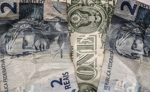 Dólar sobe quase 1% por causa de cenário externo e noticiário político