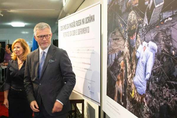 imagem colorida mostra exposição no senado sobre guerra na ucrania - metrópoles