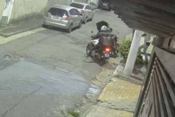 Foto colorida de policial militar reaegindo a assalto e atirando contra dois assaltantes, na Casa Verde, zona norte de São Paulo.