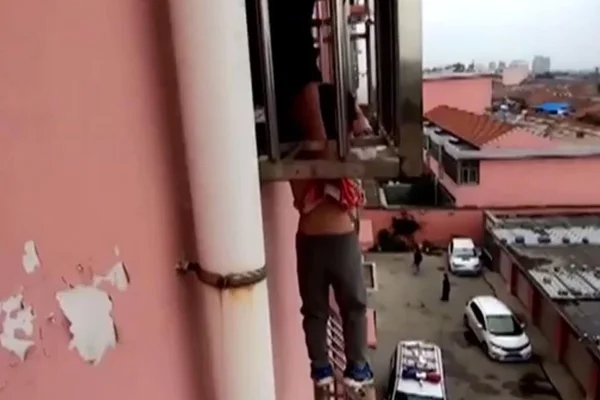 Garoto fica pendurado pelo pescoço ao cair de janela do 4º andar