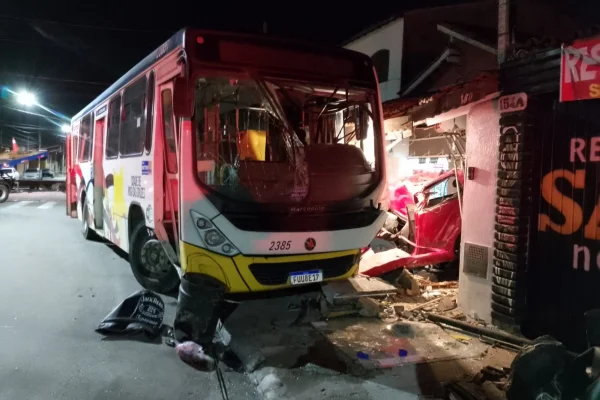 Vídeo: atingido por carro, ônibus atropela 12 em adega da Grande SP