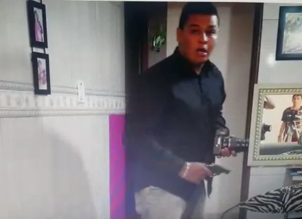 Ladrões são flagrados por câmera enquanto assaltam estúdio. Veja vídeo
