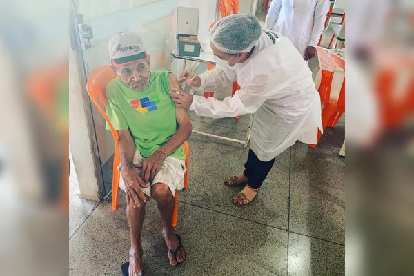 Unaí vacina homem mais velho da cidade com 110 anos contra a Covid-19