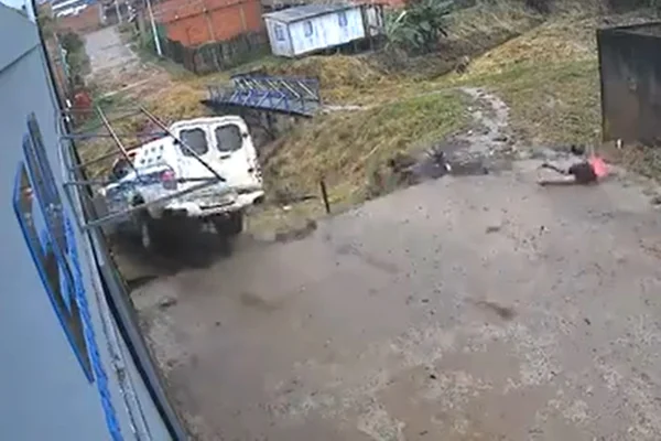 Viatura da polícia militar do acre cai em córrego após perseguição a suspeitos de roubo - Metrópoles