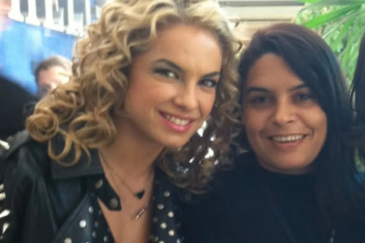 Lua Blanco e Vivi Gonzo posam juntas e sorridentes Lua Blanco e Vivi Gonzo posam juntas e sorridentes