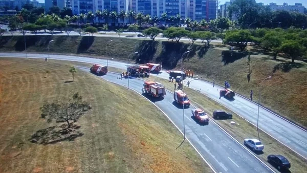 Acidente com furgão fecha viaduto que liga Setor Policial à EPTG