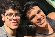 Juarez Pontes e Rudson Matos posam juntos e sorridentes