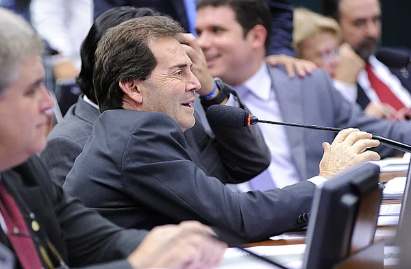 Parlamentares articulam anular MP que acabou com imposto sindical