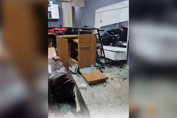 carro invade barbearia em Manhuaçu (MG)
