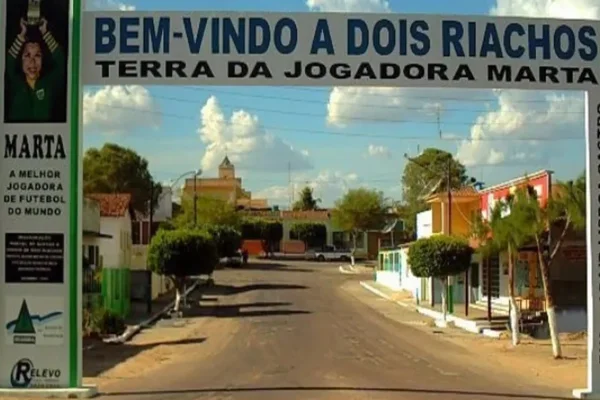 Imagem colorida de terra onde criança foi agredida - Metrópoles