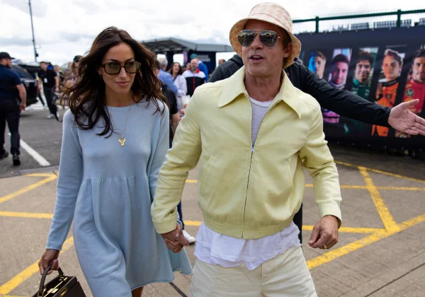 Fotografia colorida de um homem andando de mãos dadas com uma mulher | MEtrópoles | Brad Pitt