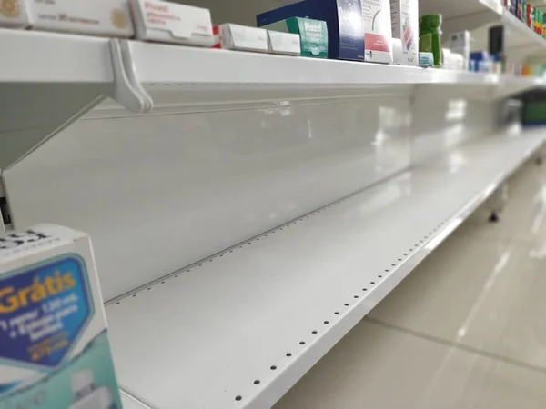 Prateleiras vazias álcool gel