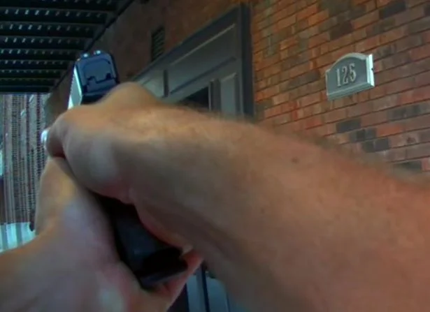 Polícia atira em ator após confundir cena de filme com roubo real - imagem 3 Polícia atira em ator após confundir cena de filme com roubo real - imagem 3