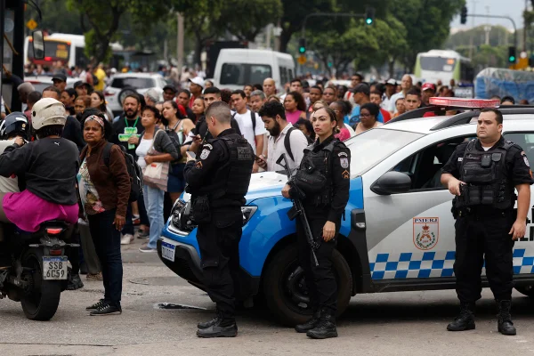 Policiais durante megaoperação no Rio de Janeiro